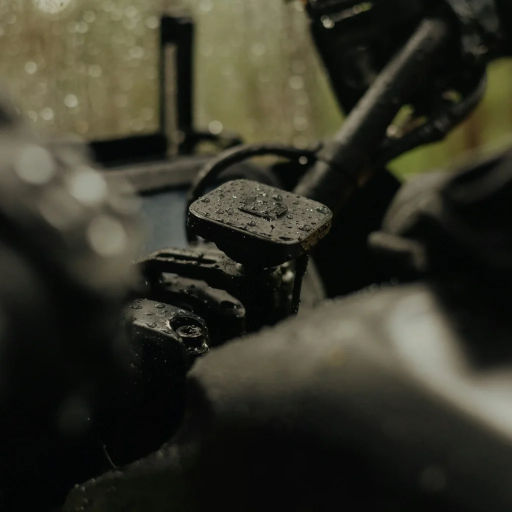 Close-up detail shot of the SlimLink magnetic-mechanical locking head on the Peak Design mount.